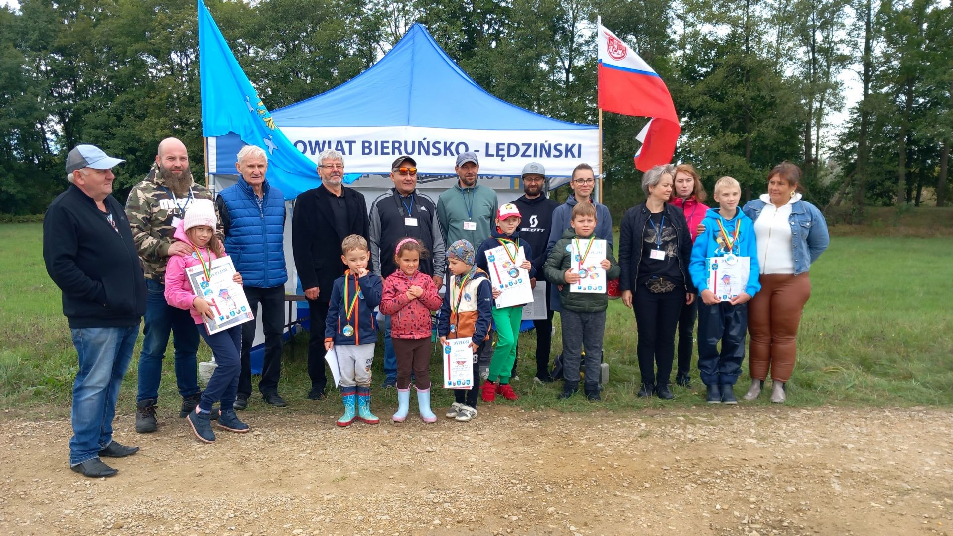 Zdjęcie grupowe uczestników Święta Latawca